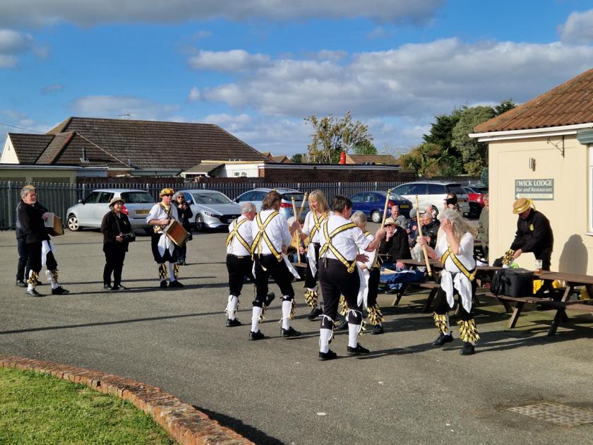 Tendring's CAMRA celebrates St George's Day with Harwich folk dancers 